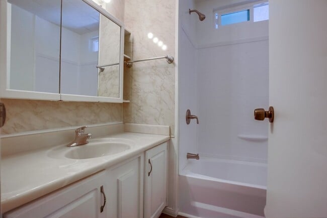 Building Photo - 55+ Mobile Home Community, 2 Bedroom + Sun...