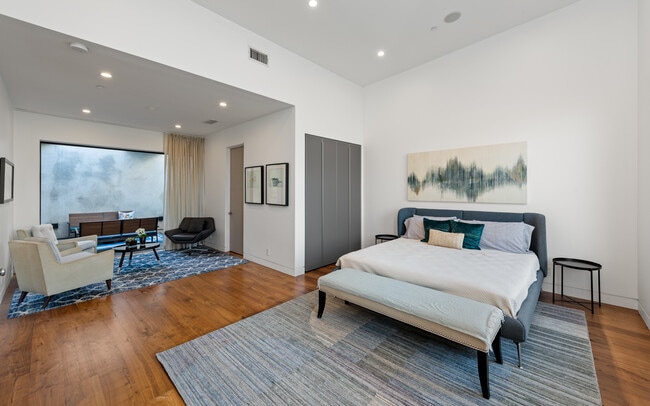 Building Photo - 623 N Edinburgh Ave