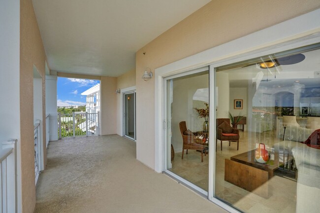 Building Photo - Gorgeous Penthouse Unit One Block from the...