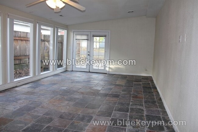 Building Photo - 2 Bed 1 Bath Home with Huge Bonus Room Nea...