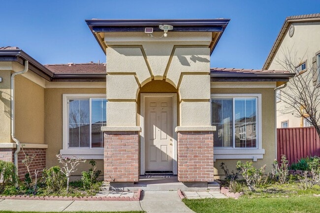 Building Photo - Spacious 3 Bedroom, 2 Bathroom Home with D...