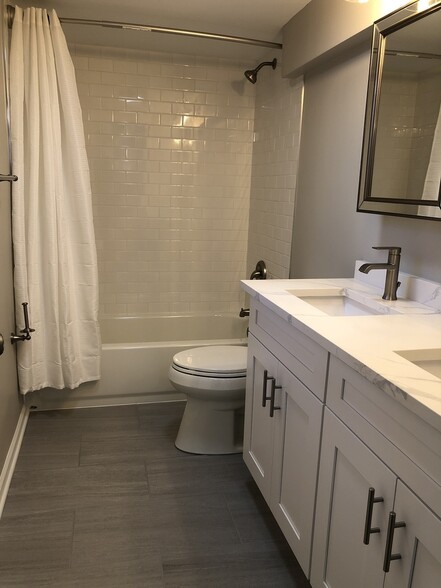 Building Photo - 1426 W Walton St