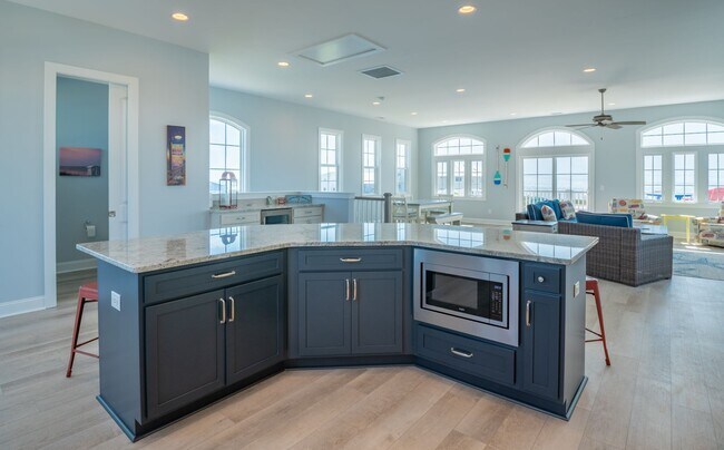 Building Photo - AWESOME OFF-SEASON SINGLE FAMILY BEACH HOM...