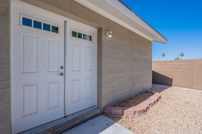 Building Photo - Spacious studio with just what you need!
