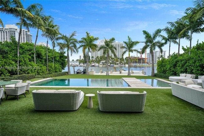 Building Photo - 5501 Pine Tree Dr