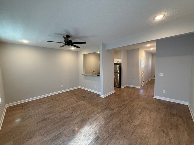 Building Photo - 2 Bed/2.5 Bath Townhome with Garage (Trash Included)