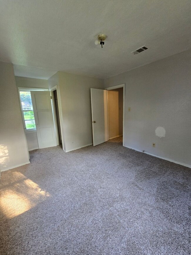 Building Photo - 2 bedroom 1 bathroom