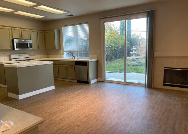 Building Photo - 505 Dimensions St