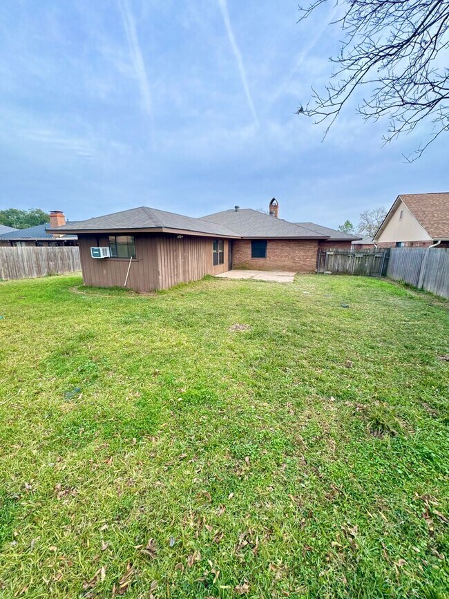 Building Photo - Golden Meadows Home!