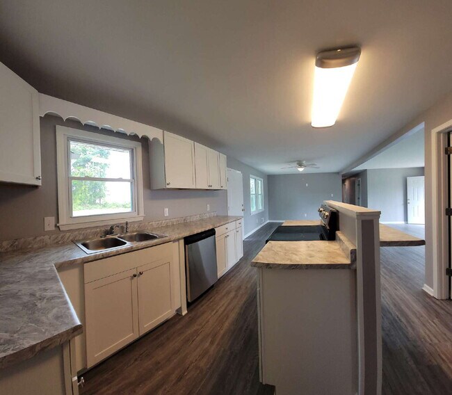 Building Photo - Spacious 3 Bedroom Home in District 6 – Re...