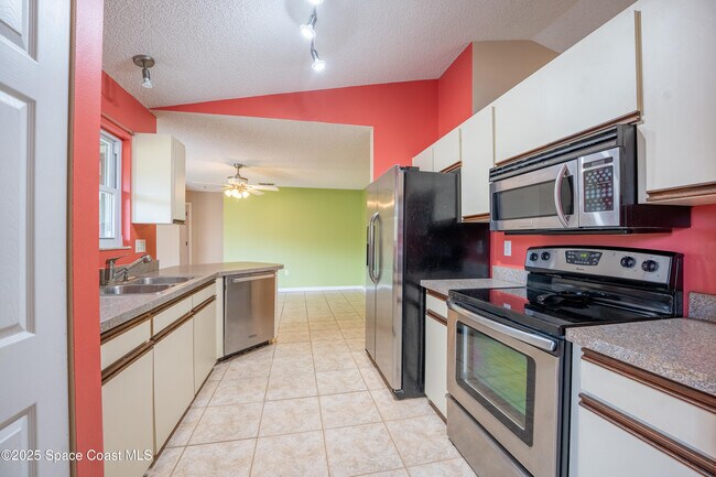 Building Photo - 2390 Queens St SE