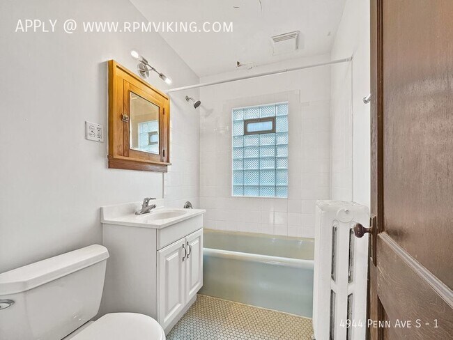 Building Photo - Exceptional 2br 1ba Lower Duplex Unit ~Dep...