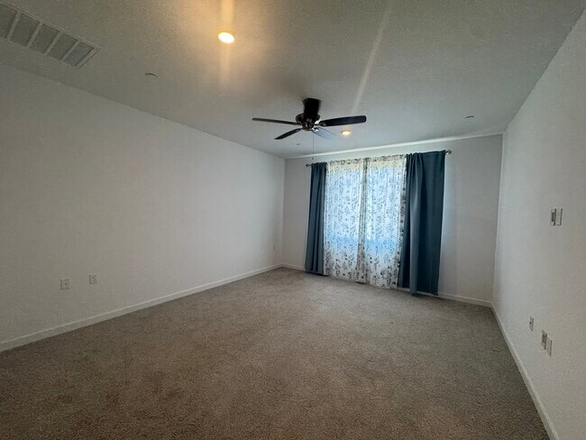 Building Photo - 1083 Traverse Dr S