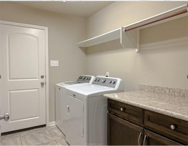 Building Photo - 244 Fieldstone Pl