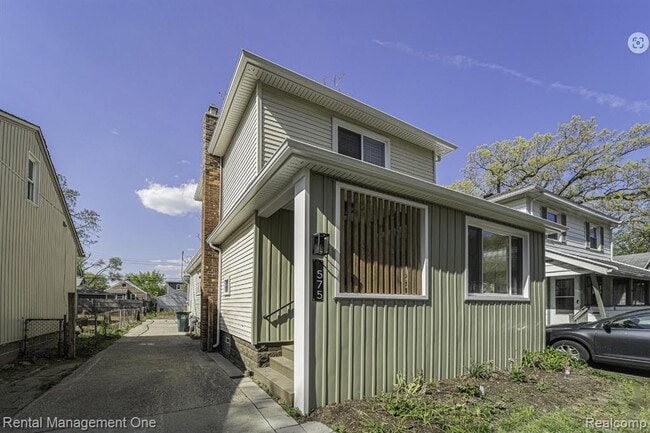 Building Photo - 575 E Drayton St