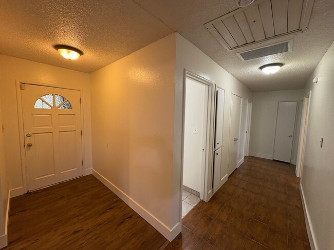 Building Photo - Spacious SE Tulare Home Near Shopping Cent...