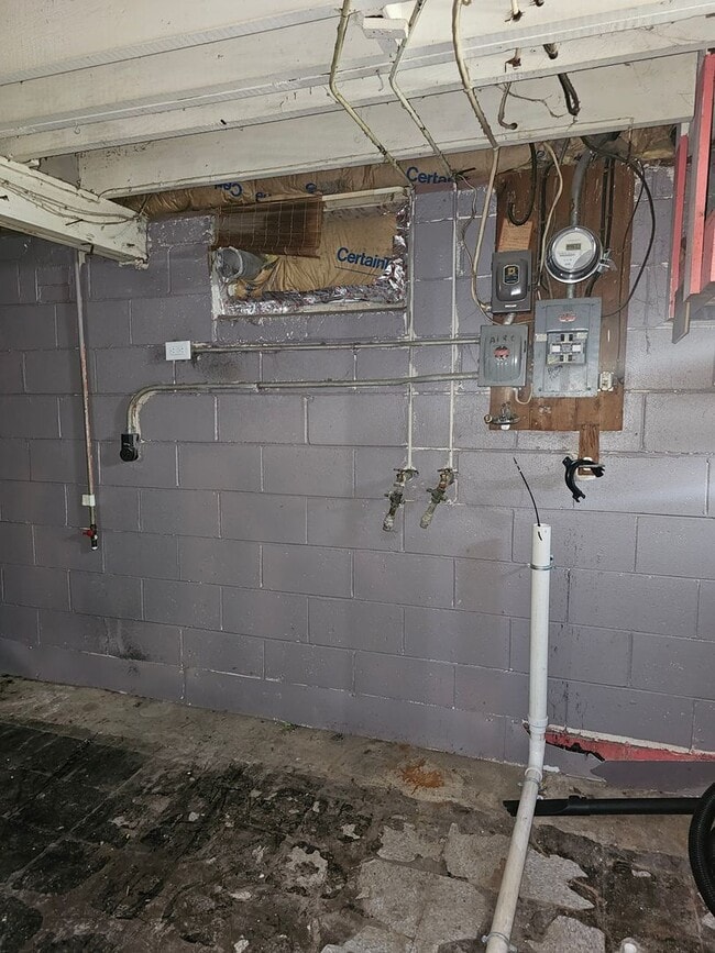 Building Photo - There is a $25 fee per application and eve...