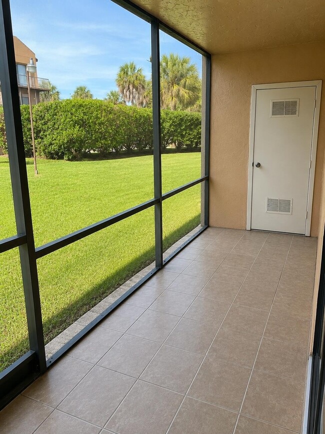 Building Photo - 450 Commodore Dr