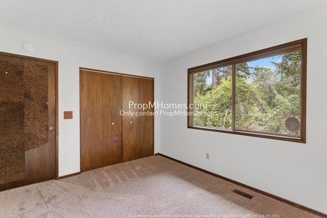 Building Photo - Spacious Elegance: A Four-Bedroom Retreat in the Heart of Palisades!