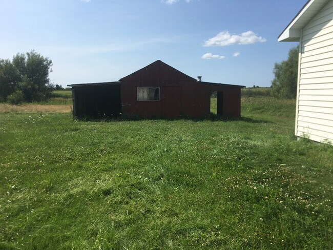 Building Photo - Cozy 3 bedroom 1.5 bath with 2 stall detached garage in country setting