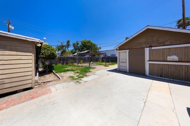 Building Photo - Classic Anaheim Living with Prime Location