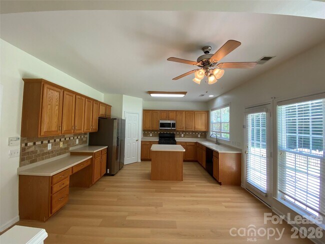 Building Photo - 9901 Hazelview Dr