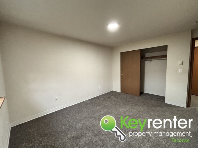 Building Photo - Spacious 3-Bedroom Home in Quiet Lakewood Cul-de-Sac