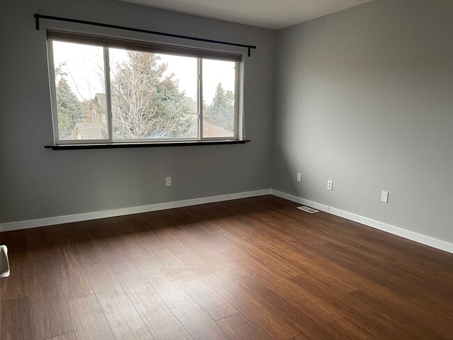 Building Photo - Updated Townhome Louisville- Perfect commuting location