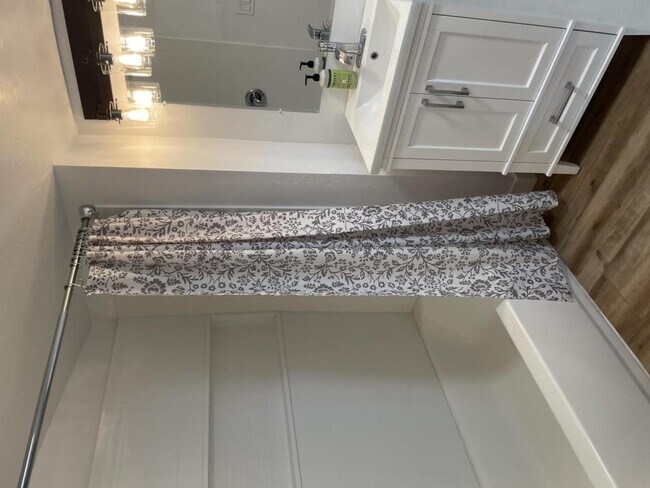 Building Photo - 4037 1/2 National Ave, Upstairs, San Diego, CA 92113