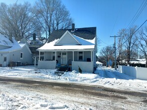 Building Photo - 4Bedroom/2bathroom