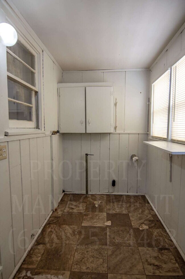 Building Photo - 2 Bedroom 1 Bath