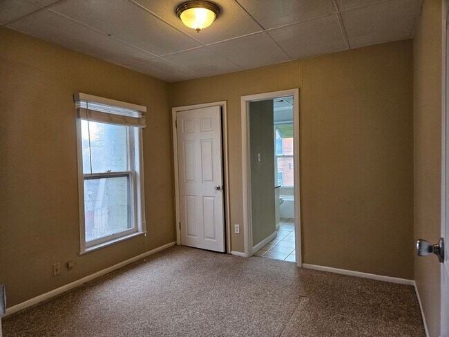 Building Photo - Top Floor Renovated 1 Bed/1 Bath Apartment in Victorian 4-Plex