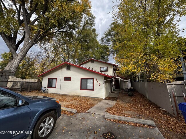 Primary Photo - 719 Bird St