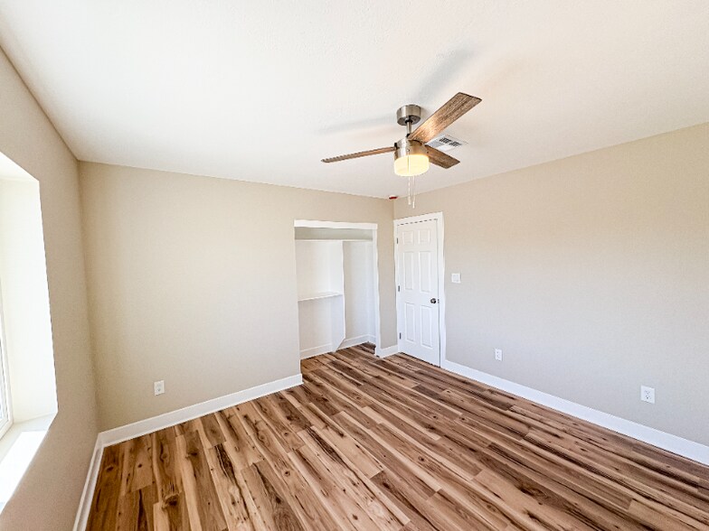 Building Photo - 1530 W 4th Pl