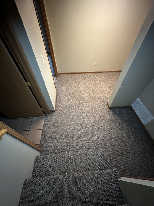 Building Photo - 4 Bed 2 Bath with AC close to UWEC!