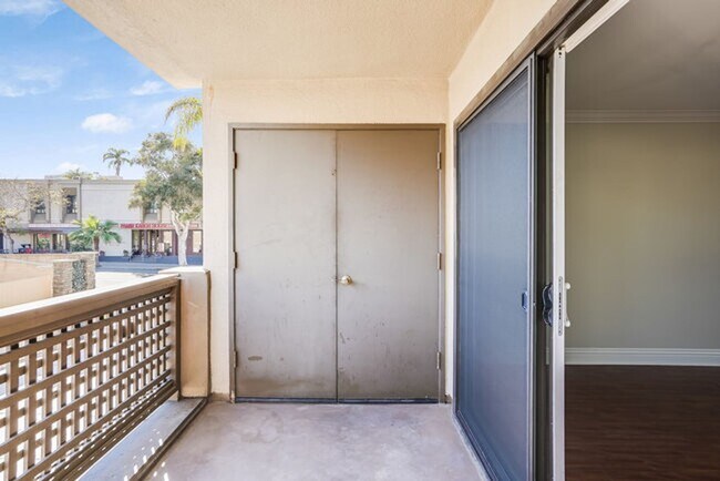 Building Photo - Beautiful 2 Bedroom 2 Bathroom Condo in La...