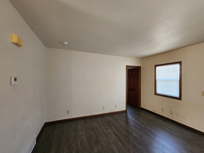 Building Photo - 2 Bedroom Lower with Garage