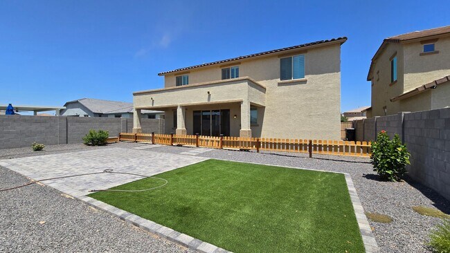 Building Photo - Newly built home with loads of space and S...
