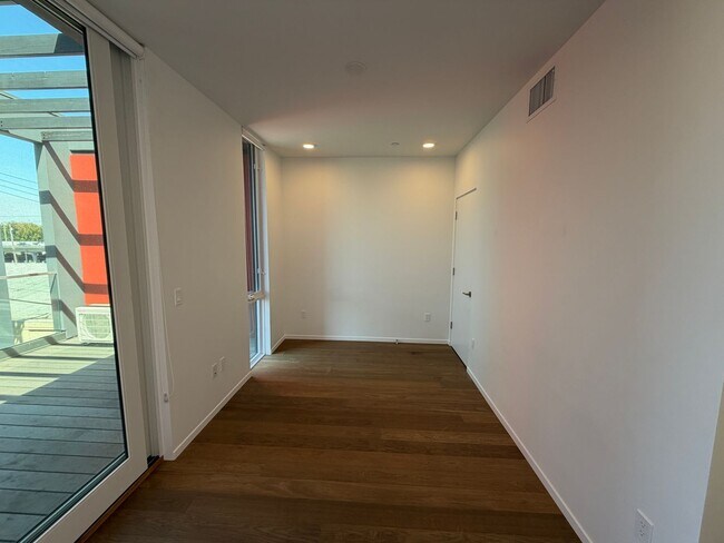 Building Photo - 2419 Binnen Ln