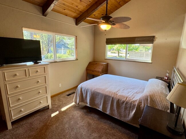 Building Photo - 19380 Pleasantview Dr