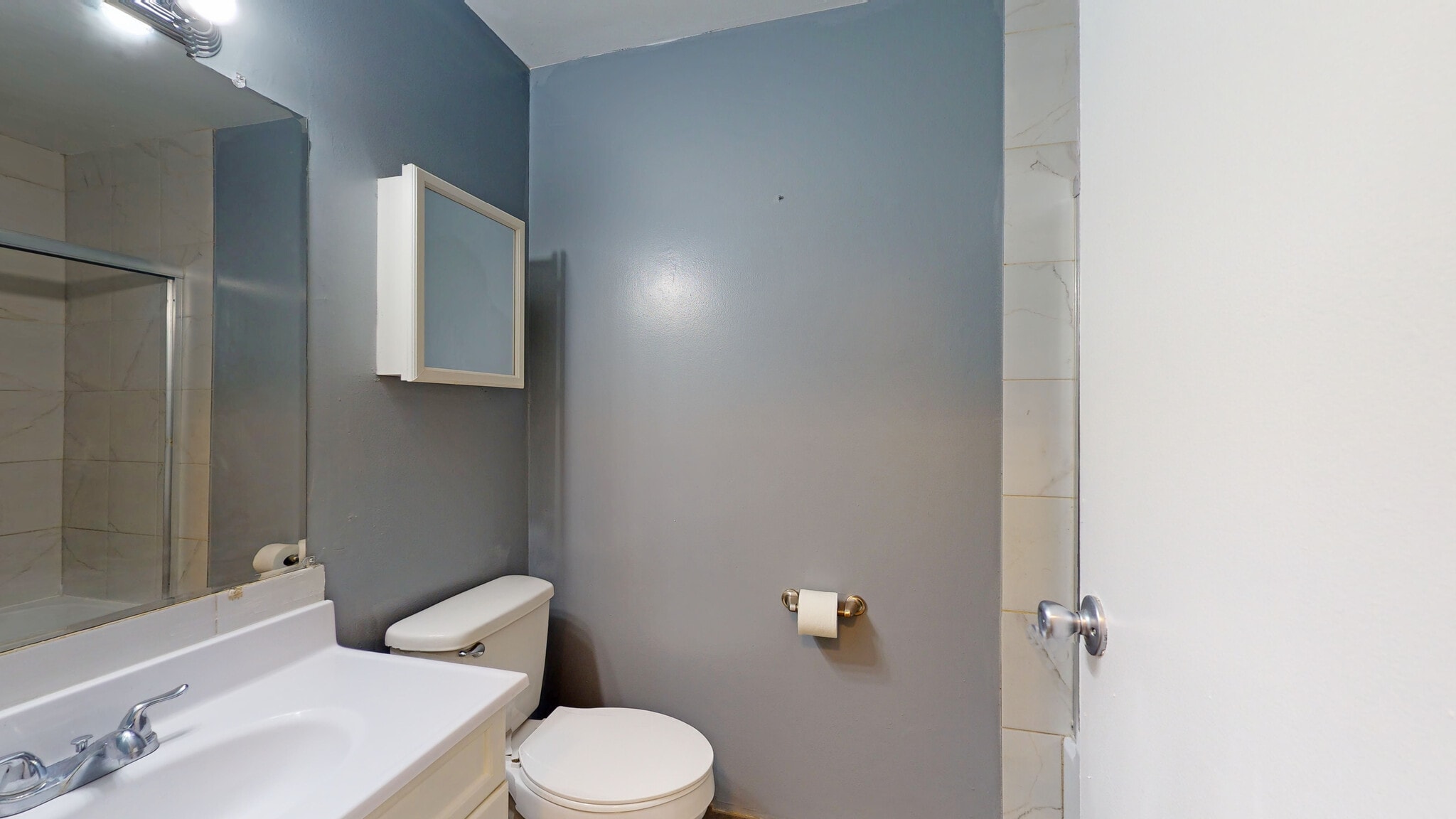 Full Bath - 368 Farmingdale Cir