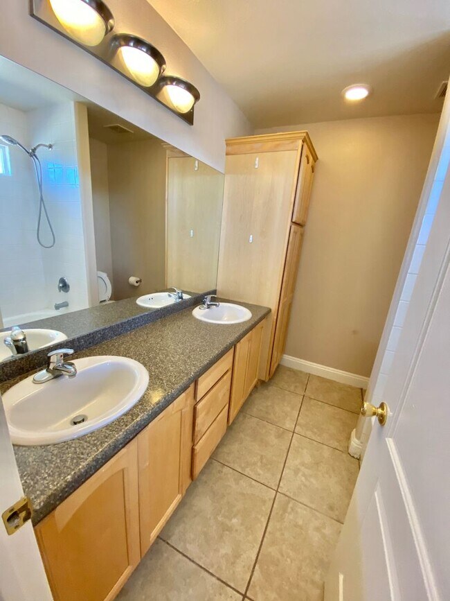 Building Photo - 5553 Baileya Ave
