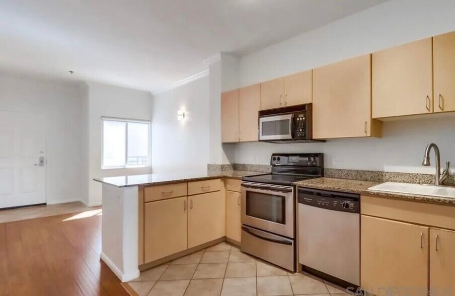 Building Photo - 1643 6th Ave