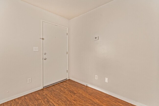Building Photo - 1 Bed | 1 Bath -  Tempe Courtyard Style Unit