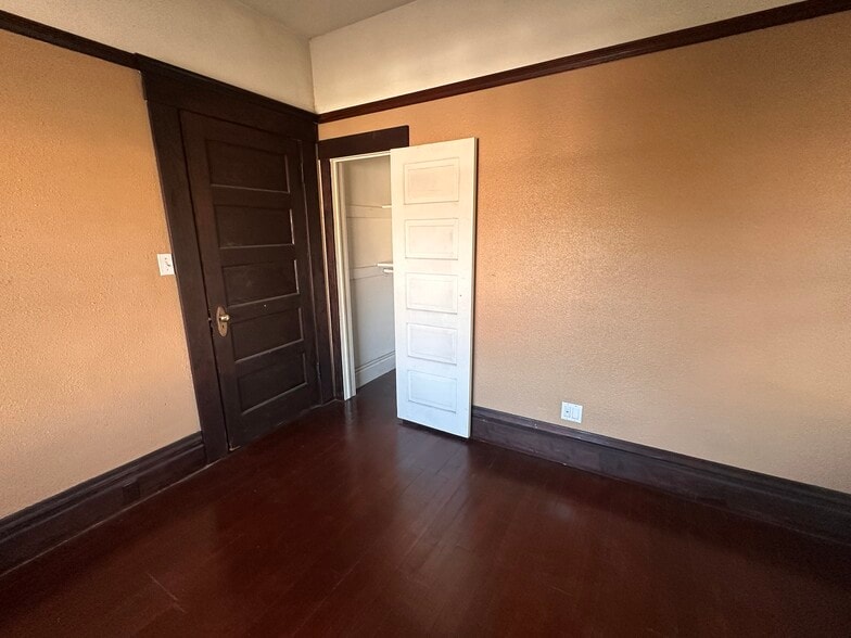 Building Photo - 847 Linden Ave