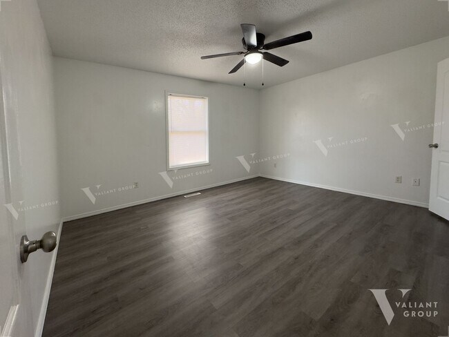 Building Photo - Spacious 4 Bedroom Ozark Home