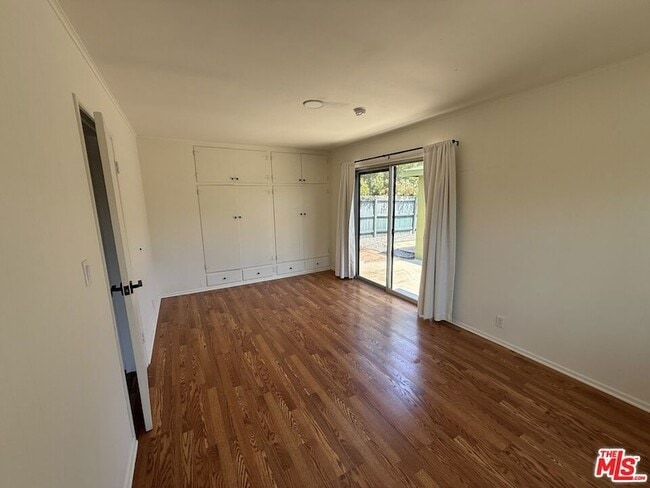 Building Photo - 802 Superba Ave