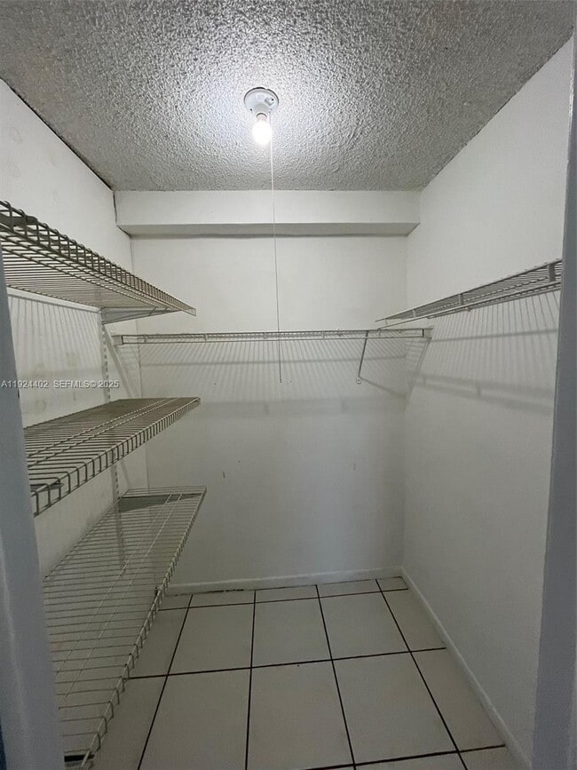 Building Photo - 9460 Fontainebleau Blvd