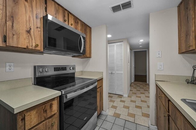 Building Photo - 2581 Countryside Blvd