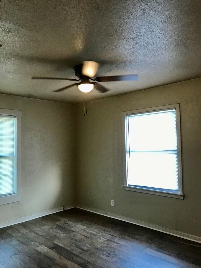 Building Photo - Cute 2 bed, 1 bath, 1 car garage in North Amarillo!
